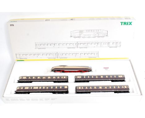 Trix H0 21245 Deutsche Reichsbahn Baureihe 61 streamline tank engine and 4 coach train pack brown/cream livery, with instruct