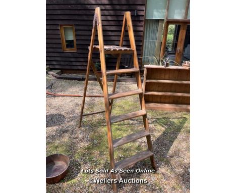 REFURBISHED DECORATERS STEP LADDER / COLLECTION LOCATION: WOKING (GU24), FULL ADDRESS AND VENDOR CONTACT DETAILS WILL BE GIVE