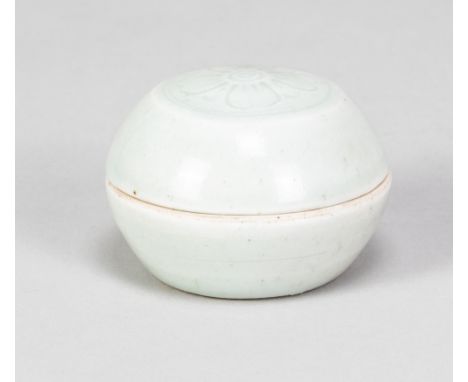 Attributed to JOHN REEVE (1929-2012) for Leach Pottery; a small porcelain box and cover, celadon glaze with leaf decoration, 
