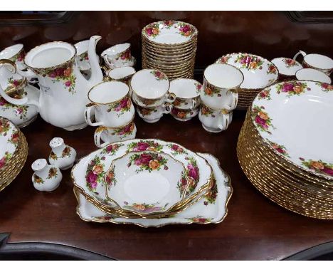 ROYAL ALBERT 'OLD COUNTRY ROSES TEA AND DINNER SERVICE