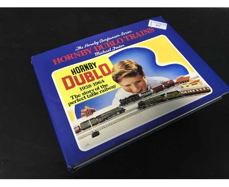 LOT OF MODEL RAILWAY INTEREST INCLUDING HORNBY DUBLO BOOK, TRAIN, AND ETC