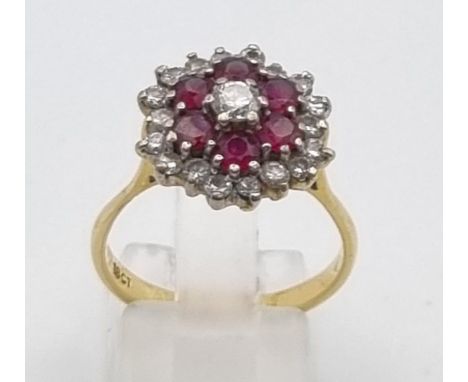 An 18K Yellow Gold Ruby and Diamond Ring. Central diamond with ruby and diamond halos. Size P. 5.28g.Ref - 3566. 