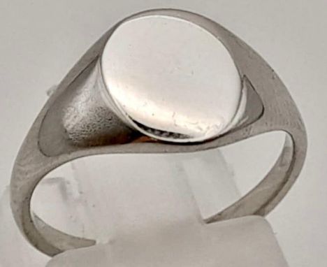 9K WHITE GOLD OVAL SIGNET RING 3G 