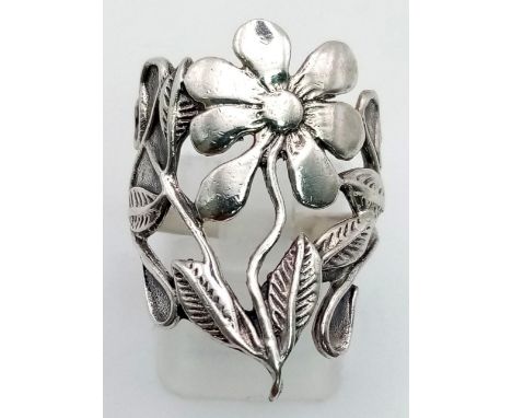 STERLING SILVER FANCY FLOWER RING. 5.5G. SIZE O. 