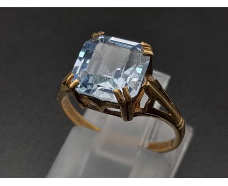 A 9K Yellow Gold Blue Topaz Ring. Size J. 2.15g. 