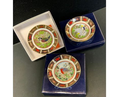 Royal Crown Derby Old Imari Christmas saucers, Robin, first quality; the 1999 year tray rabbit, first edition; the 1998 year 