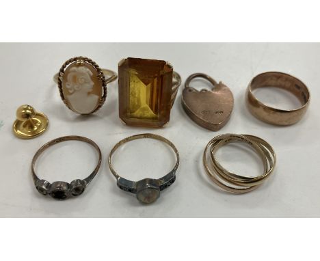 A collection of 9 carat gold jewellery including Russian tri-colour wedding ring, size H/I, a pink gold wedding band, size N/