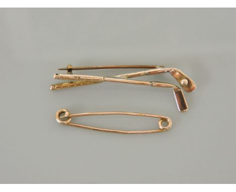 A 9ct gold golf clubs tie pin or bar brooch, with a plain gold tie pin