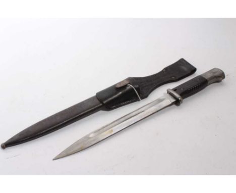 Second World War Nazi German K98 bayonet with fullered steel blade stamped 43 fnj, 2233 in scabbard with leather frog