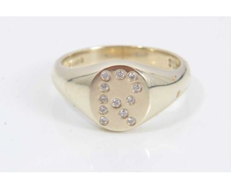 9ct gold signet ring with diamond set R initial, size NCondition report: Hallarked 9ct gold, London 2009. Maker LW&amp;G. Wei