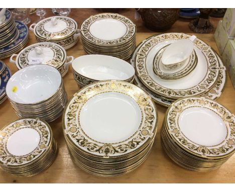 Royal Worcester 16 place setting dinner service in the Windsor pattern, comprising: 16 dinner plates, 16 pudding plates, 16 s