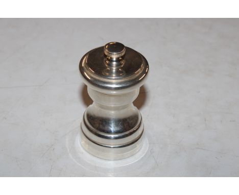 A Sterling silver pepper grinder, approx. weight 92gms 
