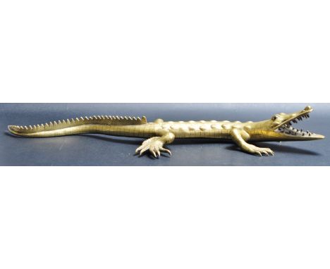 An early 20th century heavy bronze desk ornament / desk paperweight in a form of lizard. The large 1/1 scale lizard having bl