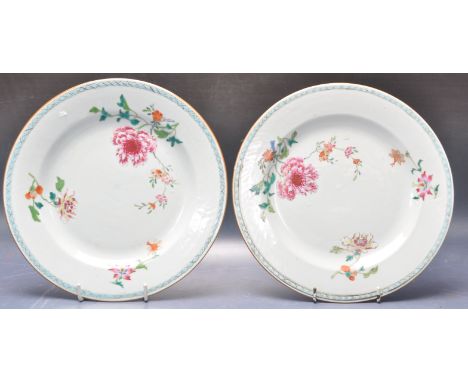 Two 18th century Chinese oriental ceramic porcelain plates / dinner plates of a circular form decorated with floral sprays ra