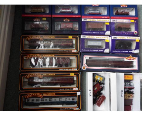 22 pieces of OO gauge rolling stock comprising six boxed Bachmann, four boxed Dapol, seven unboxed Bachmann, one boxed Bachma