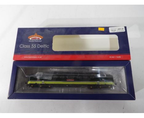 Bachmann - an OO gauge Class 55 Deltic Diesel locomotive op no D9014 'The Duke of Wellingtons Regiment', two-tone green liver