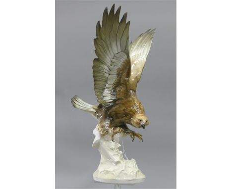 Porzellanskulptur Greifvogel auf einem Ast sitzend, bunt bemalt, Entwurf K. Tutter, grüne Bodenmarke, Manufaktur Hutschenreut