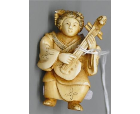 Netsuke China, Bein, "Frau mit Laute", geschnitzt, signiert, h ca 5 cm, 