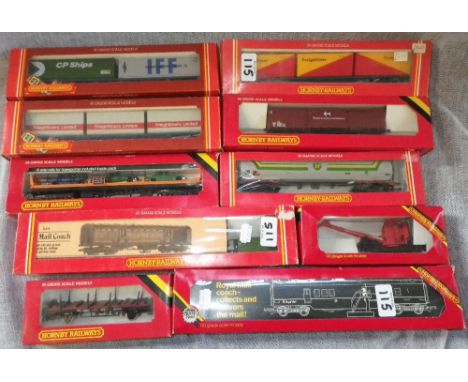 HORNBY 00 GAUGE; A ROYAL MAIL OPERATING MAIL COACH SET (R.401) and similar boxed commercial rolling stock (10)