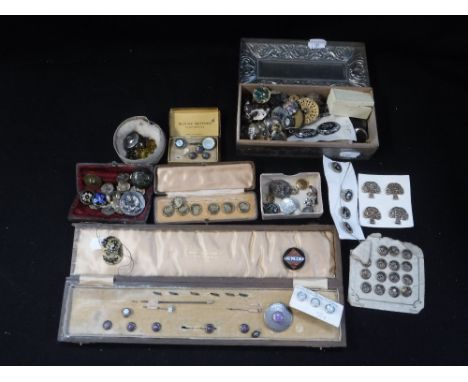 A COLLECTION OF VINTAGE BUTTONS including a set of six openwork metal buttons in original presentation case