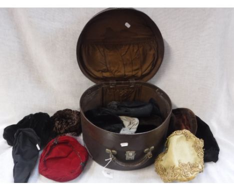 A COLLECTION OF 1950'S LADIES HATS contained in a vintage hat box