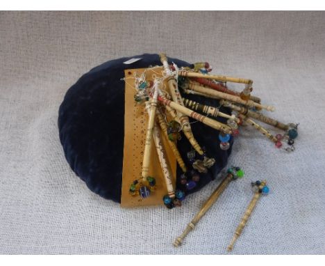 A VINTAGE LACE MAKING CUSHION AND COLLECTION OF BOBBINS
