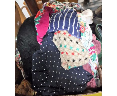 A COLLECTION OF LADIES VINTAGE CLOTHING including floral printed cotton dresses and other items