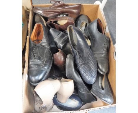 A PAIR OF LADIES BLUE SUEDE SHOES and a further collection of vintage shoes