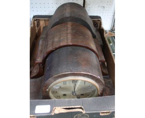A BOX CONTAINING THREE WOODEN CASED VINTAGE MANTEL CLOCKS 