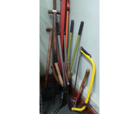A SMALL SELECTION OF GARDENING TOOLS VARIOUS 
