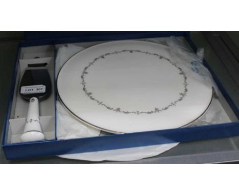 A CASED ROYAL WORCESTER CAKE PLATE &amp; SLICE 