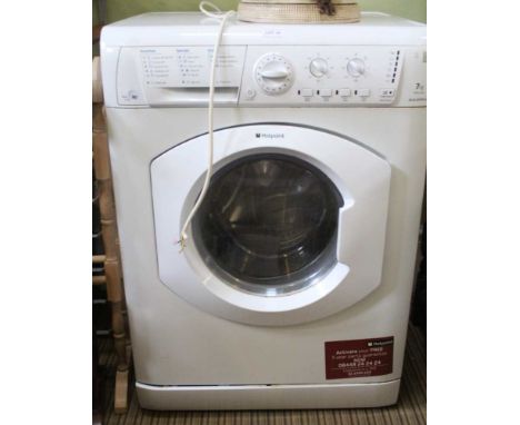 A WHITE FINISHED HOTPOINT UNDER-COUNTER 7KG RATED WASHER/DRIER model WDL520 