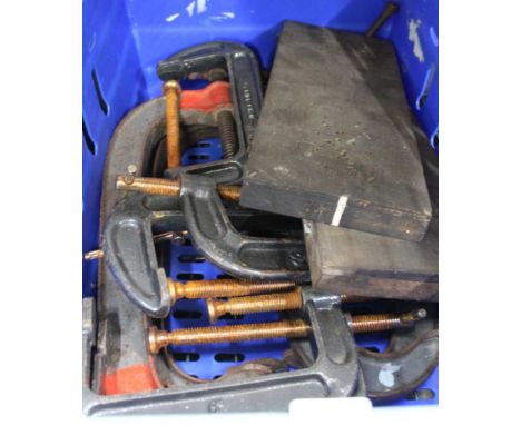 A CRATE OF G CLAMPS AND SIMILAR TOOLS 