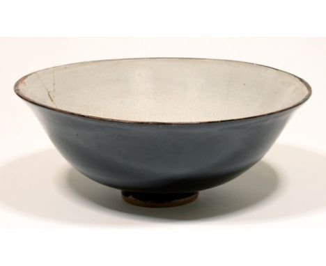 Studio ceramics. Edmund de Waal CBE (1964 - ) - Bowl, thrown stoneware, of slightly flaring and gently curved form, the inter