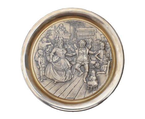 An Elizabeth II silver Christmas plate, 20cm diam, by J R Gaunt &amp; Son for the Birmingham Mint, Sheffield 1974, boxed, 6oz