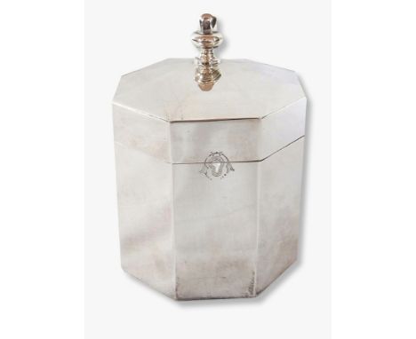 A George V octagonal silver tea caddy of plain form with acorn finial, London 1916, height 12cm 