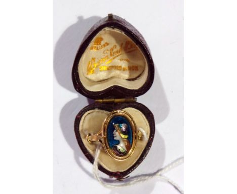 Gold and enamel ring, the openwork setting with oval enamel tablet bearing pre-Raphaelite head and shoulders portrait of a la