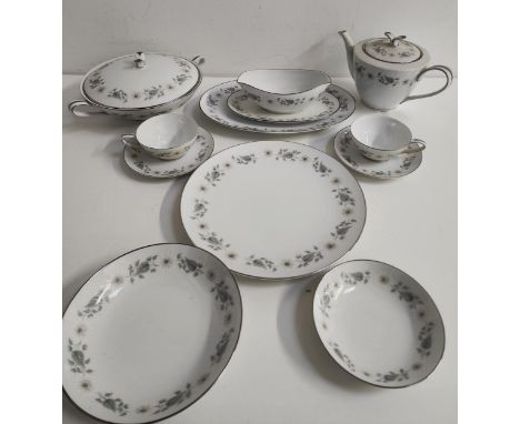 NORITAKE WELLESLEY DINNER SERVICEcomprising eight soup bowls, seven dinner plates, eight side plates, sauce boat, lidded ture