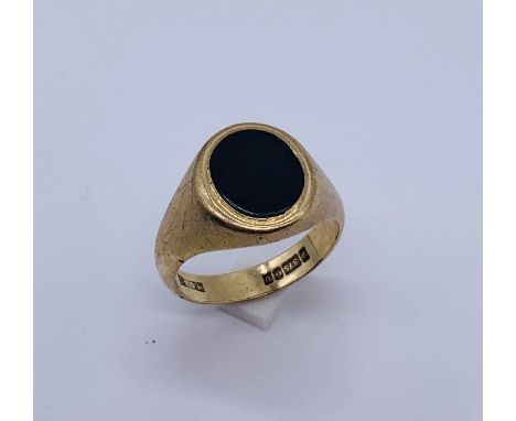 A gentleman's 9ct gold signet ring set with onyx, total weight 6.7g