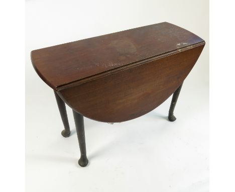 A Georgian mahogany oval gate leg table, raised on turned legs terminating in pad feet, 45ins x 41ins