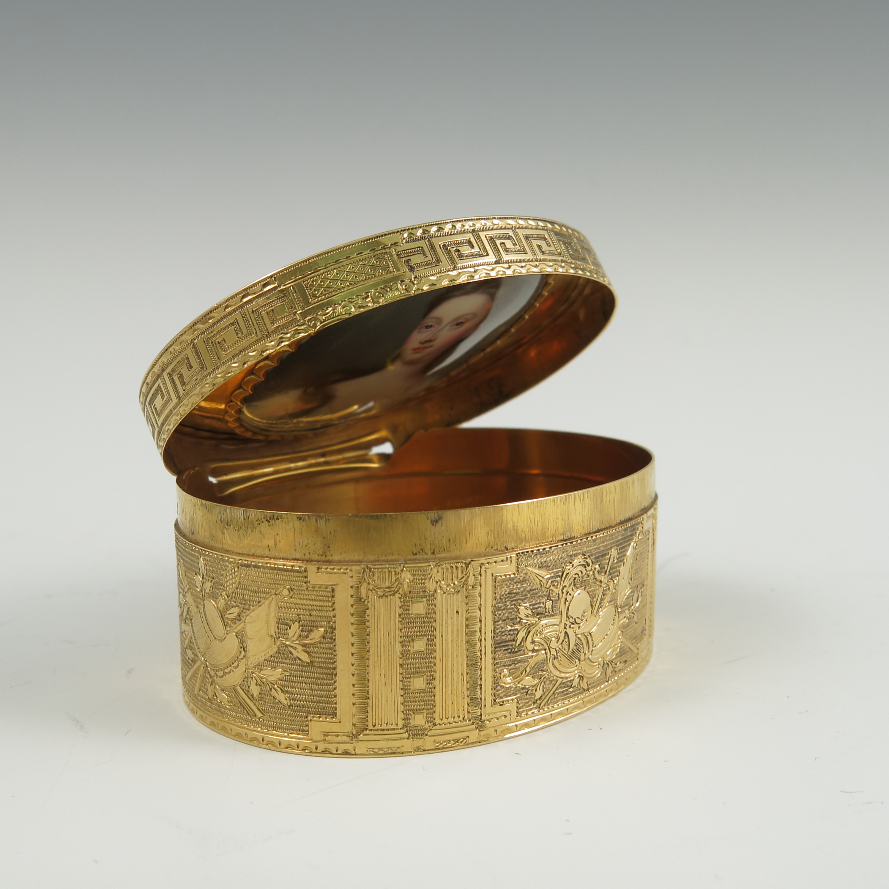 A Georgian Gold Snuff Box, Of Oval Form, The Lid Set With An Oval 