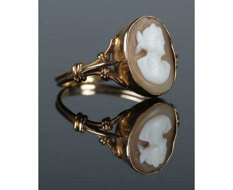 A 9ct Gold cameo ring, with central plaque depicting the portrait of a woman. Size Q. Total weight: 2.1g.