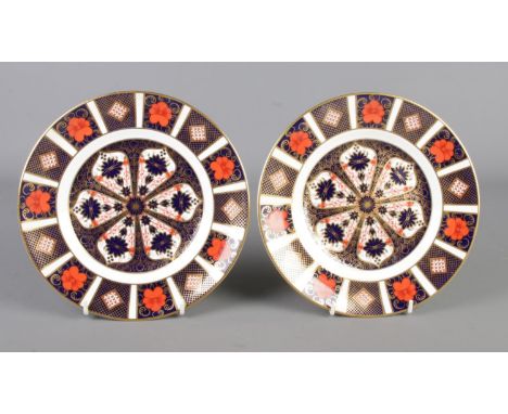A pair of Royal Crown Derby Imari plates, 1128. Diameter 22cm.