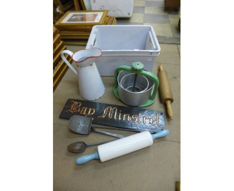 Assorted vintage kitchenalia 