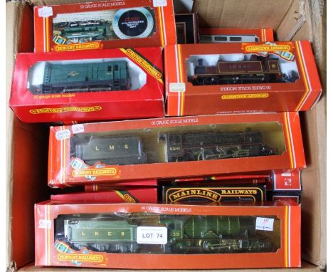 An extensive 00 gauge model railway, includes Hornby and Airfix rolling stock and engines, mostly in original boxes, building