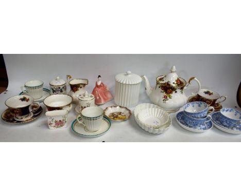 Ceramics - a Royal Albert Old Country Roses pattern tea pot, milk jug and sugar bowl; other Royal Crown Derby, cups and sauce