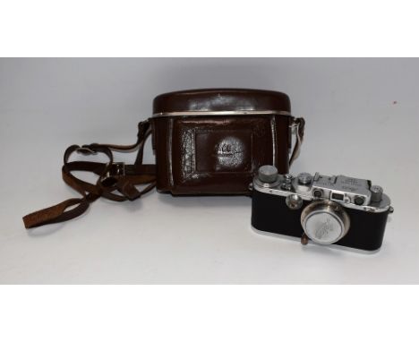 A Leica IIIC Rangefinder camera, Ernest Leitz Wetzler DRP, Leitz Elmar 1:3,5  f=50mm lens, serial number 136722, lens cap, em