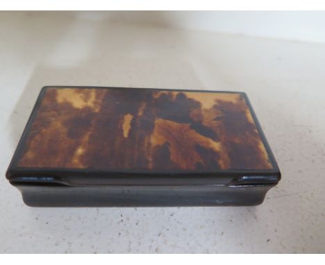 An antique horn snuff box of hinged rectangular form - Length 8.5cmCondition report: Good used condition 