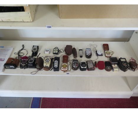 Approx twenty assorted light meters including a Weston model 650 Senior and various other early photographic light meters - v