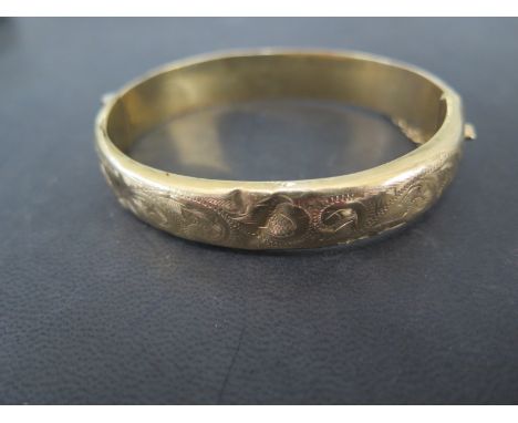 A 9ct yellow gold bangle - approx. 7cm x 6cm  - Weight approx. 16.5gms Condition report: Some denting 